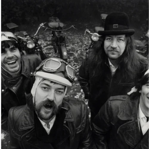 Zwart-wit foto van de boerenrockband Normaal met Bennie Jolink en Ferdi Joly Høken piraat piraten popgroep