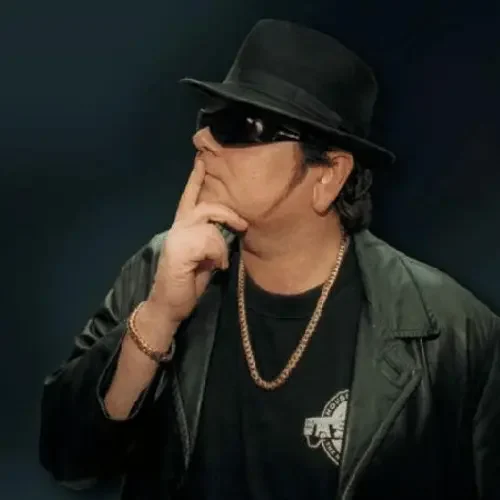 André Hazes in iconische look, vind zijn Nederlandse volksmuziek vinyl platen en singles