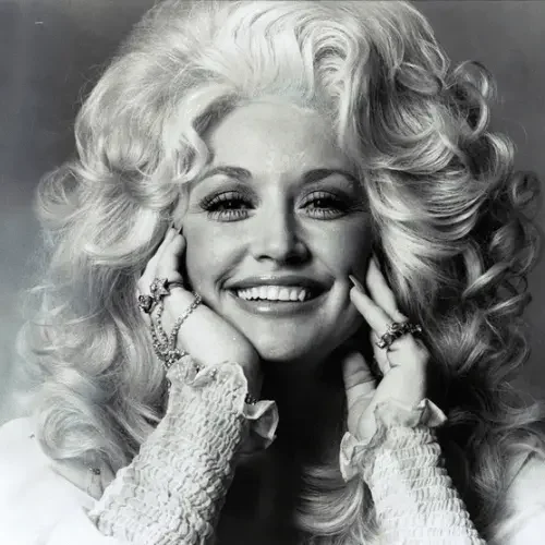 Dolly Parton met blonde krullen en lachend, vind haar country vinyl platen en singles