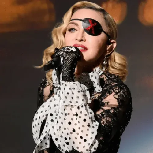 Madonna op podium met ooglapje, vind haar pop vinyl platen en singles