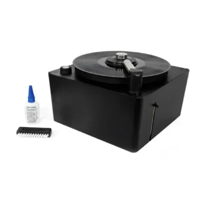 Zwarte Okki Nokki one platenreiniger en record cleaning fluid met borstel