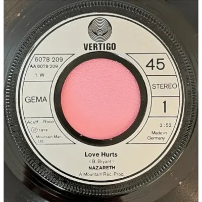 De herkenbare jaren '70 hoes van de 7-inch vinyl single 'Love Hurts' door Nazareth, een mijlpaal in de hardrockgeschiedenis, A-kant