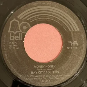 De officiële 7-inch vinyl van de Bay City Rollers met de hit 'Money Honey', uitgebracht in 1975 in Nederland.