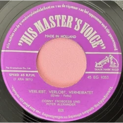 De originele 7-inch vinyl hoes van Conny Froboess en Peter Alexander met de single 'Verliebt, Verlobt, Verheiratet', uitgebracht in 1963 in Nederland, kant-a