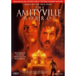 De officiële DVD-hoes van de horrorfilm 'The Amityville Horror' uit 2005, met Ryan Reynolds en Melissa George.